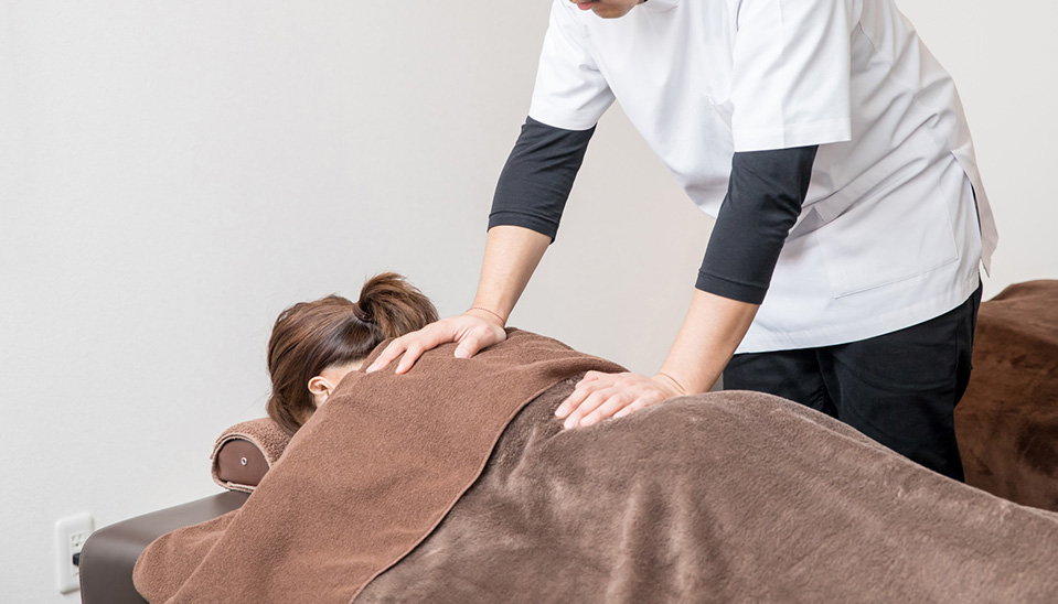 女性が施術を受けている画像